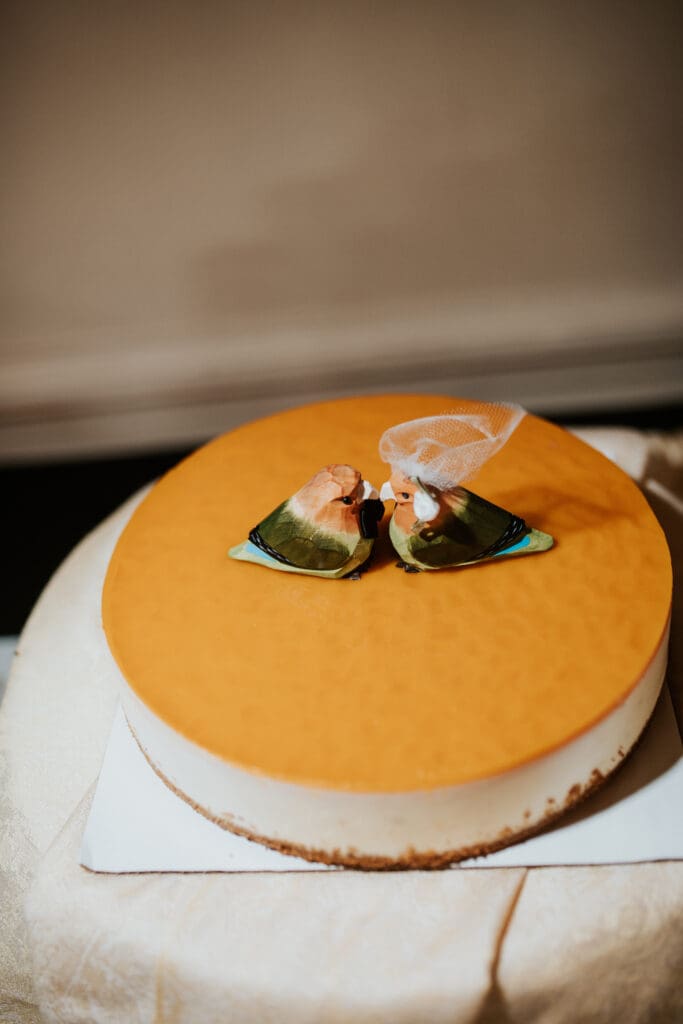 wedding cheesecake with love bird cake toppers