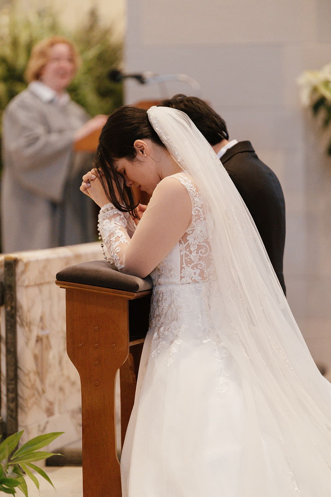 washington dc wedding photos bride praying during ceremony at st ann’s catholic church
